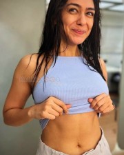 Mrunal Thakur showing her Abs 01 Mrunal Thakur showing her Abs 01