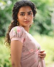 Paradha Actress Anupama Parameswaran in a Light Brown Floral Handwoven Cotton and Silk Sari with Organza Border Photos 02 Paradha Actress Anupama Parameswaran in a Light Brown Floral Handwoven Cotton and Silk Sari with Organza Border Photos 02