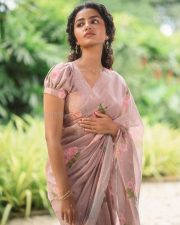 Paradha Actress Anupama Parameswaran in a Light Brown Floral Handwoven Cotton and Silk Sari with Organza Border Photos 05 Paradha Actress Anupama Parameswaran in a Light Brown Floral Handwoven Cotton and Silk Sari with Organza Border Photos 05