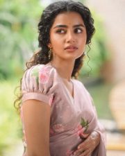 Paradha Actress Anupama Parameswaran in a Light Brown Floral Handwoven Cotton and Silk Sari with Organza Border Photos 06 Paradha Actress Anupama Parameswaran in a Light Brown Floral Handwoven Cotton and Silk Sari with Organza Border Photos 06