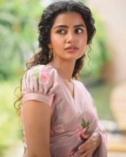 Paradha Actress Anupama Parameswaran in a Light Brown Floral Handwoven Cotton and Silk Sari with Organza Border Photos 06 Paradha Actress Anupama Parameswaran in a Light Brown Floral Handwoven Cotton and Silk Sari with Organza Border Photos 06