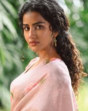 Paradha Actress Anupama Parameswaran in a Light Brown Floral Handwoven Cotton and Silk Sari with Organza Border Photos 07 Paradha Actress Anupama Parameswaran in a Light Brown Floral Handwoven Cotton and Silk Sari with Organza Border Photos 07