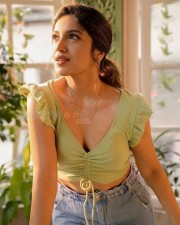 Raksha Bandhan Actress Bhumi Pednekar Sexy Hot Cleavage Pic 01