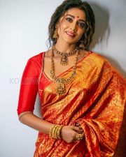 Resplendent Actress Shriya Saran in a Red Gold Banarasi Silk Saree and Antique Gold Jewelry Photos 05 Resplendent Actress Shriya Saran in a Red Gold Banarasi Silk Saree and Antique Gold Jewelry Photos 05