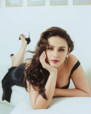 Seductive Huma Qureshi Cleavage in a Black Shimmer Bodycon Gown Photos 01