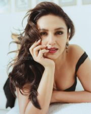 Seductive Huma Qureshi Cleavage in a Black Shimmer Bodycon Gown Photos 04