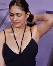 Sensuous Mrunal Thakur Picture 01 Sensuous Mrunal Thakur Picture 01