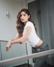 Sexy Beauty Kashmira Pardeshi in a White Half Sleeve Crop Top Pictures 02