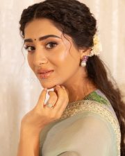 Sexy Glam Rashi Singh in a Soft Pastel Saree for Zee Telugu Kutumbam Awards 2025 Photos 01