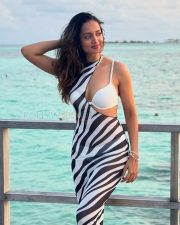 Sexy Shanvi Srivastava in an Abstract Printed Cut Out Dress with a White Bra Photos 02