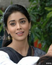 Sexy Shriya In Rowthiram Movie Pics