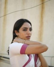Sexy Sobhita Dhulipala in White Summer Saree Photos 03 Sexy Sobhita Dhulipala in White Summer Saree Photos 03