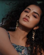 Sexy Stylish Anupama Parameswaran in a Floral Corset Top and Black Pants Photos 03 Sexy Stylish Anupama Parameswaran in a Floral Corset Top and Black Pants Photos 03