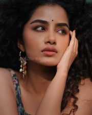 Sexy Stylish Anupama Parameswaran in a Floral Corset Top and Black Pants Photos 04 Sexy Stylish Anupama Parameswaran in a Floral Corset Top and Black Pants Photos 04