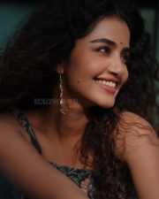 Sexy Stylish Anupama Parameswaran in a Floral Corset Top and Black Pants Photos 06