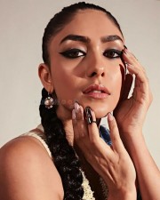 Sizzling Mrunal Thakur Photoshoot Pictures 05 Sizzling Mrunal Thakur Photoshoot Pictures 05