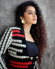Stunning Anupama Parameswaran in a Black Bralette and Skirt Photos 03