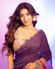 Stunning Rashi Singh Navel in a Purple Saree with Sleeveless Floral Printed Blouse Photos 04