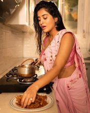 Tempting Rashi Singh in the Kitchen Wearing a Pink Floral Saree and Sleeveless Blouse Photos 05