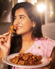 Tempting Rashi Singh in the Kitchen Wearing a Pink Floral Saree and Sleeveless Blouse Photos 06