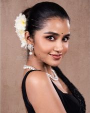 Tillu Square Heroine Anupama Parameswaran in a Black Shimmery Saree with Sleeveless Blouse Pictures 02