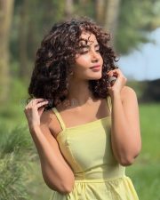 Winsome Actress Anupama Parameswaran in a Black Ribbed Crop Top Photos 01 Winsome Actress Anupama Parameswaran in a Black Ribbed Crop Top Photos 01