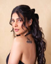 Aakasamlo Oka Tara Actress Shruti Haasan in a Monochrome Off Shoulder Dress Photos 04