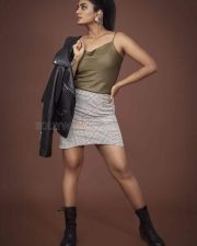 Actress Eesha Rebba in a Short Skirt Photo 01 Actress Eesha Rebba in a Short Skirt Photo 01
