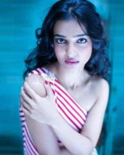 Actress Radhika Apte Hot Sexy Pictures