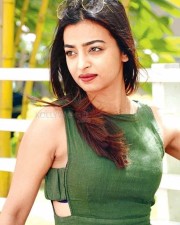 Actress Radhika Apte Hot Sexy Pictures