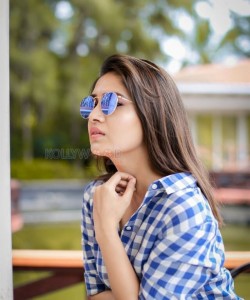 Actress Vani Bhojan Stylish Modern Photoshoot Pictures 01