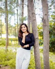 Actress Vani Bhojan Stylish Modern Photoshoot Pictures 04