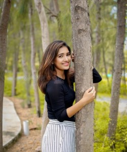 Actress Vani Bhojan Stylish Modern Photoshoot Pictures 05