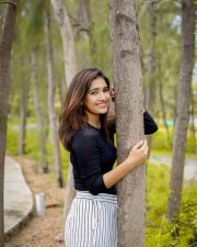 Actress Vani Bhojan Stylish Modern Photoshoot Pictures 05