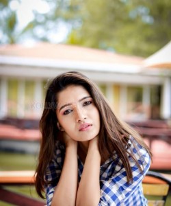 Actress Vani Bhojan Stylish Modern Photoshoot Pictures 06