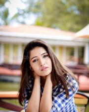 Actress Vani Bhojan Stylish Modern Photoshoot Pictures 06