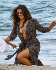 Baywatch Actress Priyanka Chopra Bikini Photos