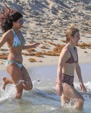 Baywatch Actress Priyanka Chopra Bikini Photos