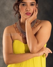 Beautiful Vani Bhojan in a Yellow Strapless Gown Photos 02