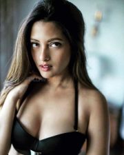 Bengali Bombshell Riya Sen Photos
