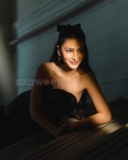 Bewitching Actress Shruti Haasan in a Black Strapless Floral Print Mermaid Gown Photos 01