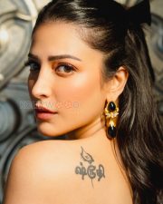 Bewitching Actress Shruti Haasan in a Black Strapless Floral Print Mermaid Gown Photos 02
