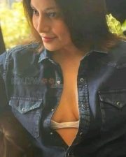 Bipasha Basu Sultry Sexy Pictures 01