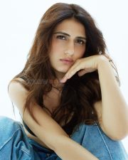 Bold and Hot Fatima Sana Shaikh in a Black Sports Bra and Light Blue Denim Photos 01