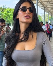 Chic Shruti Haasan Cleavage in a Grey Ribbed Scoop Neck Top and Denim Jeans Photos 02
