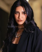 Chic and Sassy Shruti Haasan in a Black Outfit Photos 01