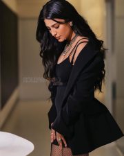 Chic and Sassy Shruti Haasan in a Black Outfit Photos 03
