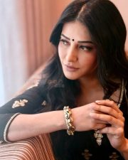 Coolie Actress Shruti Haasan in a Black Kurta Pictures 02