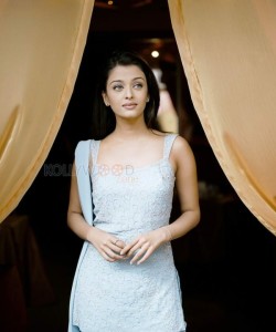 Cute Model Aishwarya Rai Pictures 04