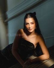 Enigmatic Actress Shruti Haasan in a Black Bow Ponytail Strapless Look Photos 02